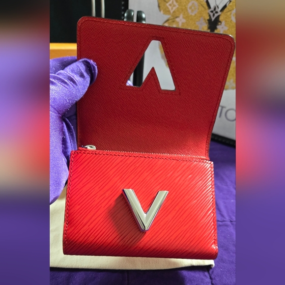 Louis Vuitton Red Epi Coquelicot Twist Lock Compact Wallet with Silver Logo - Picture 10 of 15